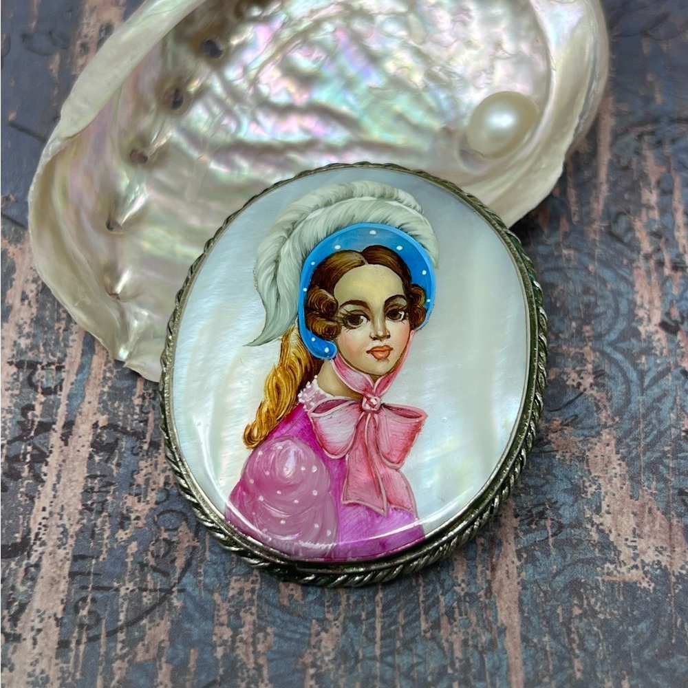 ✨VINTAGE✨Signed Russian Fedoskino Hand Painted Miniature MOP Brooch Pin
